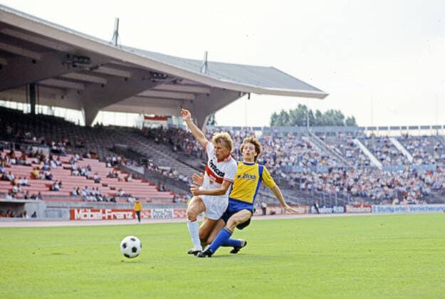 VfB Stuttgart - Spandauer SV Deutschland, Stuttgart, 05.08.1978, Fussball, DFB-Pokal, Saison 1978 1979, 1. Runde, VfB Stuttgart - Spandauer SV (12:0): Bernd Förster (VfB Stuttgart). *** VfB Stuttgart Spandauer SV Germany, Stuttgart, 05 08 1978, Football, DFB Cup, Season 1978 1979, 1 Round, VfB Stuttgart Spandauer SV 12 0 Bernd Förster VfB Stuttgart