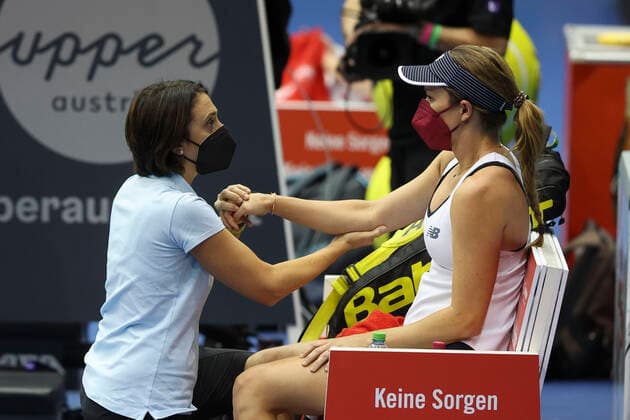 Danielle Collins is treated, treatment, physiotherapist, injured, injury Tennis Ladies Linz 2021 WTA Tips Arena Linz Oberoesterreich Oesterreich 10 November 2021 Copyright: xJuergenxHasenkopfx