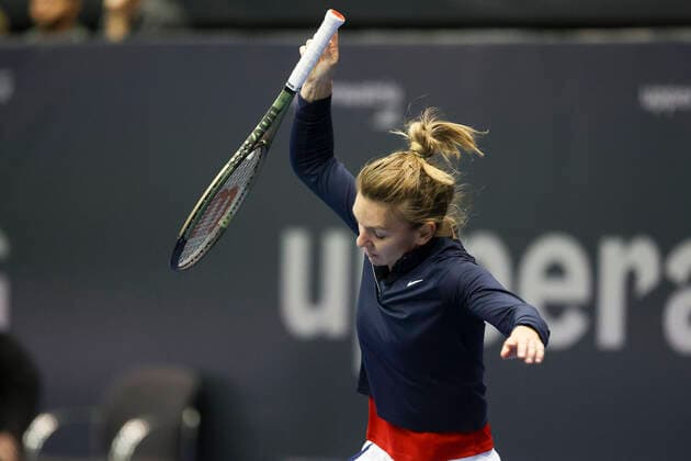 Simona Halep reacts and throws the racket on the floor, anger, frustration, emotion Tennis Ladies Linz 2021 WTA Tips Arena Linz Oberoesterreich Oesterreich 10 November 2021 Copyright: xJuergenxHasenkopfx