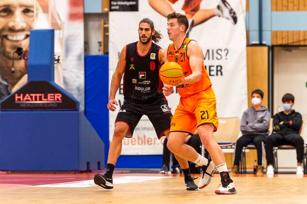 Till Isemann 21, WiHa Panthers Schwenningen with Adam Pechacek 0, Artland Dragons GER, Basketball, Barmer 2 Bundesliga Pro A, Matchday 9, WiHa Panthers Villingen Schwenningen vs Quakenbrueck Artland Dragons, 10 11 2021, GER, Basketball, Barmer 2 Bundesliga Pro A, Matchday 9, WiHa Panthers Villingen Schwenningen vs Quakenbrueck Artland Dragons, 10 11 2021, Villingen Schwenningen Copyright: xEibner-Pressefotox EP_FWF