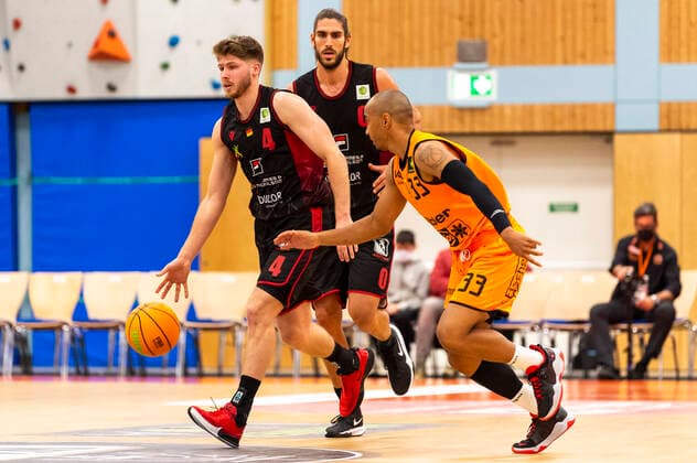 Thorben Doeding 4, Artland Dragons with Chris Frazier 33, WiHa Panthers Schwenningen , behind Adam Pechacek 0, Artland Dragons GER, Basketball, Barmer 2 Bundesliga Pro A, Matchday 9, WiHa Panthers Villingen Schwenningen vs Quakenbrueck Artland Dragons, 10 11 2021, GER, Basketball, Barmer 2 Bundesliga Pro A, Matchday 9, WiHa Panthers Villingen Schwenningen vs Quakenbrueck Artland Dragons, 10 11 2021, Villingen Schwenningen Copyright: xEibner-Pressefotox EP_FWF