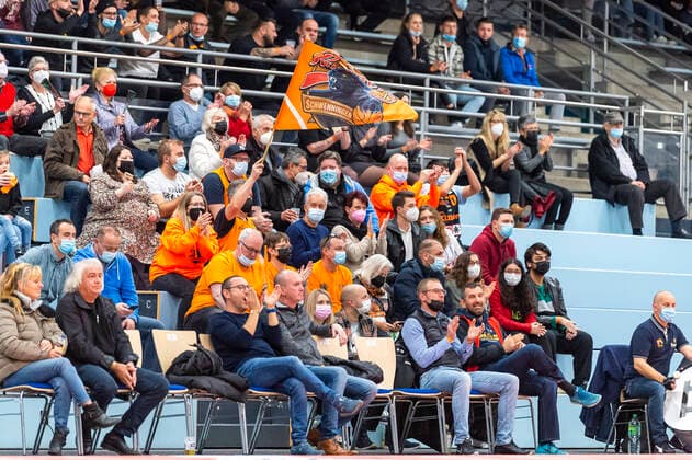 Cheering in the fan block after a basket by the WiHa Panthers GER, Basketball, Barmer 2 Bundesliga Pro A, Spieltag 9, WiHa Panthers Villingen Schwenningen vs Quakenbrueck Artland Dragons, 10 11 2021, GER, Basketball, Barmer 2 Bundesliga Pro A, Spieltag 9, WiHa Panthers Villingen Schwenningen vs Quakenbrueck Artland Dragons, 10 11 2021, Villingen Schwenningen Copyright: xEibner-Pressefotox EP_FWF
