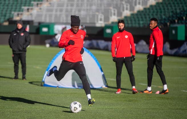 Fußball, Nationalteam Kanada Training November 10, 2021, EDMONTON, AB, CANADA: Team Canada s Alphonso Davies takes part in a practice session in Edmonton, Alta., on Wednesday November 10, 2021. Canada takes on Costa Rica in their World Cup match on Friday November 12, 2021. Alphonso Davies  - ZUMAc35_ 20211110_zaf_c35_042 Copyright: xJasonxFransonx