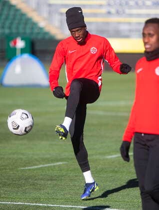 Fußball, Nationalteam Kanada Training November 10, 2021, EDMONTON, AB, CANADA: Team Canada s Alphonso Davies takes part in a practice session in Edmonton, Alta., on Wednesday November 10, 2021. Canada takes on Costa Rica in their World Cup match on Friday November 12, 2021. Alphonso Davies  - ZUMAc35_ 20211110_zaf_c35_043 Copyright: xJasonxFransonx