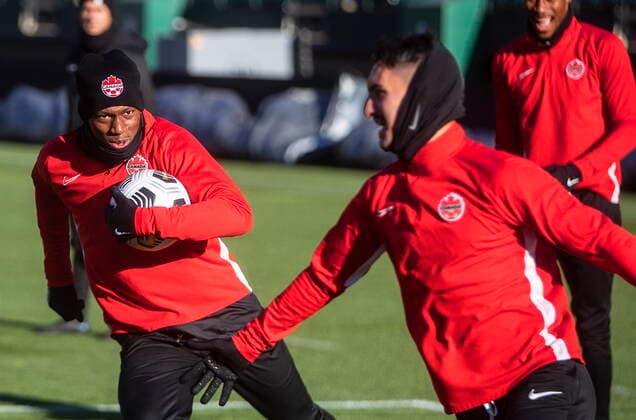 Fußball, Nationalteam Kanada Training November 10, 2021, EDMONTON, AB, CANADA: Team Canada s Jonathan David, left, gives chase on ..Stephen Eustaquio during a practice session in Edmonton, Alta., on Wednesday November 10, 2021. Canada takes on Costa Rica in their World Cup match on Friday November 12, 2021. Jonathan David Stephen Eustaquio  - ZUMAc35_ 20211110_zaf_c35_047 Copyright: xJasonxFransonx