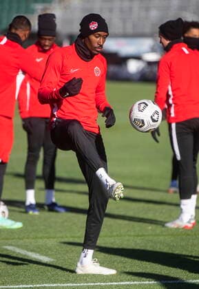 Fußball, Nationalteam Kanada Training November 10, 2021, EDMONTON, AB, CANADA: Team Canada s Atiba Hutchinson takes part in a practice session in Edmonton, Alta., on Wednesday November 10, 2021. Canada takes on Costa Rica in their World Cup match on Friday November 12, 2021. Atiba Hutchinson  - ZUMAc35_ 20211110_zaf_c35_050 Copyright: xJasonxFransonx