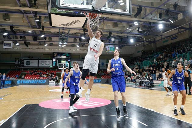 Basketball FIBA Europa Cup 5 Matchday Group A Round 1 at Oberfrankenhalle in Bayreuth Season 2021 2022 Medi Bayreuth vs Donar Groningen Kevin Wohlrath Medi Bayreuth 6 left Thomas Koenis Donar Groningen 14 right