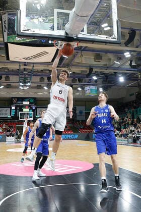 Basketball FIBA Europa Cup 5 Matchday Group A Round 1 at Oberfrankenhalle in Bayreuth Season 2021 2022 Medi Bayreuth vs Donar Groningen Kevin Wohlrath Medi Bayreuth 6 left Thomas Koenis Donar Groningen 14 right