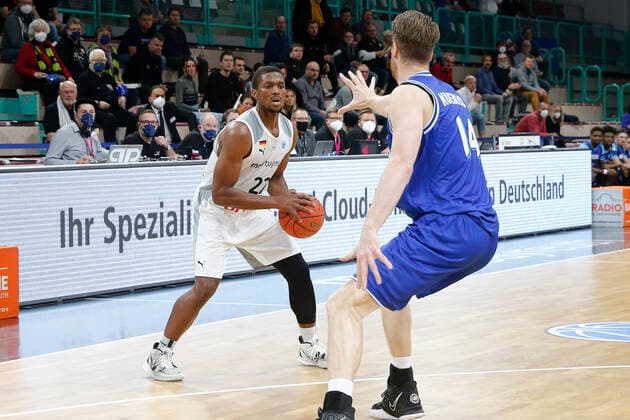 Basketball FIBA Europa Cup 5 Matchday Group A Round 1 at Oberfrankenhalle in Bayreuth Season 2021 2022 Medi Bayreuth vs Donar Groningen Cameron Wells Medi Bayreuth 22 left Thomas Koenis Donar Groningen 14 right
