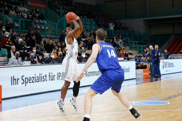 Basketball FIBA Europa Cup 5 Matchday Group A Round 1 at Oberfrankenhalle in Bayreuth Season 2021 2022 Medi Bayreuth vs Donar Groningen Cameron Wells Medi Bayreuth 22 left Thomas Koenis Donar Groningen 14 right