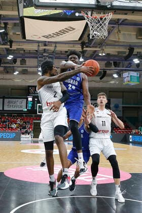 Basketball FIBA Europa Cup 5 Matchday Group A Round 1 at Oberfrankenhalle in Bayreuth Season 2021 2022 Medi Bayreuth vs Donar Groningen Sacar Anim Medi Bayreuth 2 left Andreas Seiferth Medi Bayreuth 11 right Lotanna Nwogbo Donar Groningen 24 centre