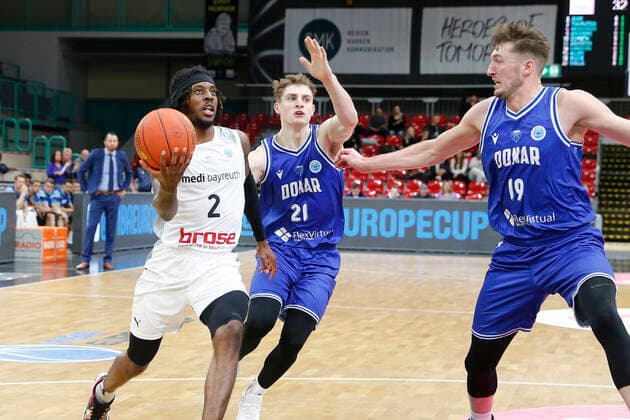 Basketball FIBA Europa Cup 5 Matchday Group A Round 1 at Oberfrankenhalle in Bayreuth Season 2021 2022 Medi Bayreuth vs Donar Groningen Sacar Anim Medi Bayreuth 2 left Henry Caruso Donar Groningen 21 middle Willem Brandwijk Donar Groningen 19 right