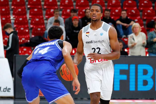 Basketball FIBA Europa Cup 5 Matchday Group A Round 1 at Oberfrankenhalle in Bayreuth Season 2021 2022 Medi Bayreuth vs Donar Groningen Cameron Wells Medi Bayreuth 22 right Thomas Koenis Donar Groningen 14 left