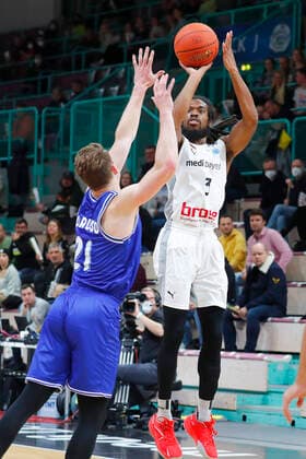 Basketball FIBA Europa Cup 5 Matchday Group A Round 1 at Oberfrankenhalle in Bayreuth Season 2021 2022 Medi Bayreuth vs Donar Groningen Marcus Thornton Medi Bayreuth 3 right Henry Caruso Donar Groningen 21 left