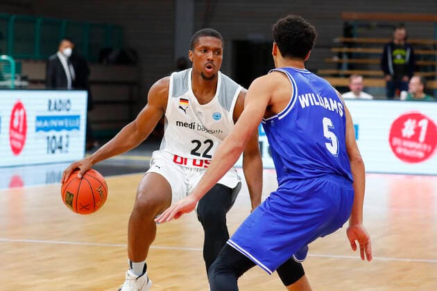 Basketball FIBA Europa Cup 5 Matchday Group A Round 1 at Oberfrankenhalle in Bayreuth Season 2021 2022 Medi Bayreuth vs Donar Groningen Cameron Wells Medi Bayreuth 22 left Leon Williams Donar Groningen 5 right