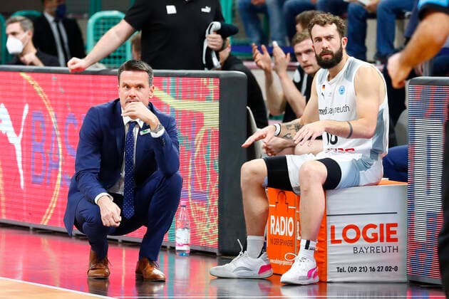 Basketball FIBA Europa Cup 5 Matchday Group A Round 1 at Oberfrankenhalle in Bayreuth Season 2021 2022 Medi Bayreuth vs Donar Groningen Raoul Korner Medi Bayreuth coach left Bastian Doreth Medi Bayreuth 10 right