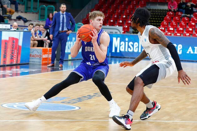Basketball FIBA Europa Cup 5 Matchday Group A Round 1 at Oberfrankenhalle in Bayreuth Season 2021 2022 Medi Bayreuth vs Donar Groningen Sacar Anim Medi Bayreuth 2 right Henry Caruso Donar Groningen 21 left
