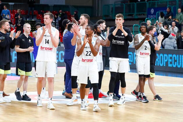 Basketball FIBA Europa Cup 5 Matchday Group A Round 1 at Oberfrankenhalle in Bayreuth Season 2021 2022 Medi Bayreuth vs Donar Groningen Medi Bayreuth players after the win