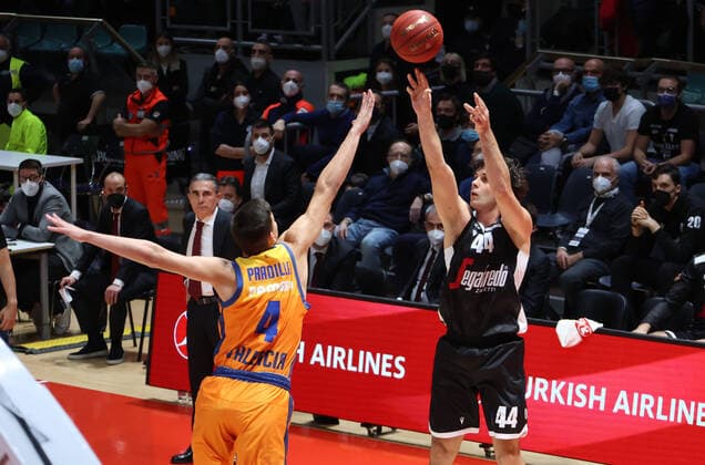 Milos Teodosic (Segafredo Virtus Bologna) (R) thwarted by Jaime Pradilla (Valencia Basket Club) during the Eurocup tournament match Segafredo Virtus Bologna Vs. Valencia Basket club at the Paladozza sports palace - Bologna, Nobember 10, 2021  Copyright: xMichelexNuccix xIPAx xx 0