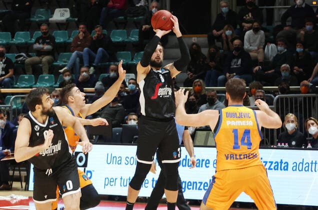 Marco Belinelli (Segafredo Virtus Bologna) during the Eurocup tournament match Segafredo Virtus Bologna Vs. Valencia Basket club at the Paladozza sports palace - Bologna, Nobember 10, 2021  Copyright: xMichelexNuccix xIPAx xx 0