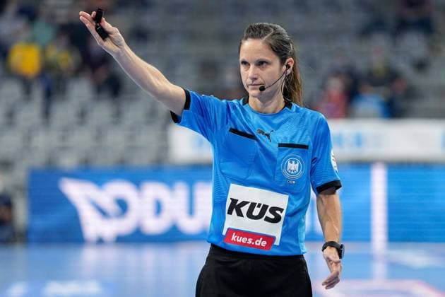 Maike Merz referee , gives instructions, gestures, gesticulate with arms, gives instructions, gesticulate, frame, action, action, 10 11 2021, Mannheim Germany , Handball, Bundesliga, Rhein Neckar Löwen TBV Lemgo Lippe xozx