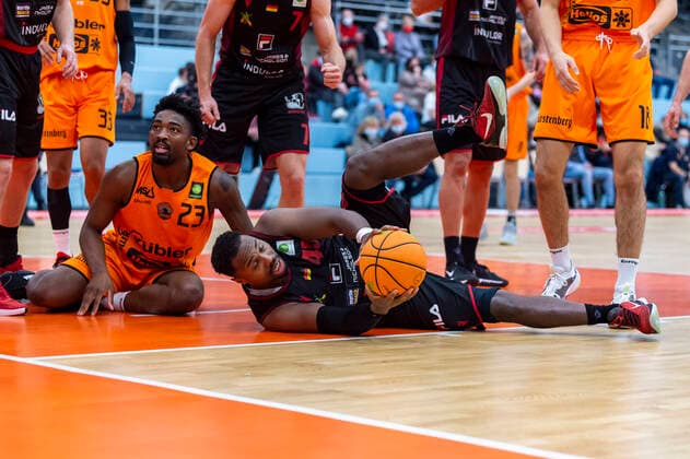 Demetrius Ward 45, Artland Dragons captures the ball on the ground from Raiquan Clark 23, WiHa Panthers Schwenningen GER, Basketball, Barmer 2 Bundesliga Pro A, Matchday 9, WiHa Panthers Villingen Schwenningen vs Quakenbrueck Artland Dragons, 10 11 2021, GER, Basketball, Barmer 2 Bundesliga Pro A, Matchday 9, WiHa Panthers Villingen Schwenningen vs Quakenbrueck Artland Dragons, 10 11 2021, Villingen Schwenningen Copyright: xEibner-Pressefotox EP_FWF