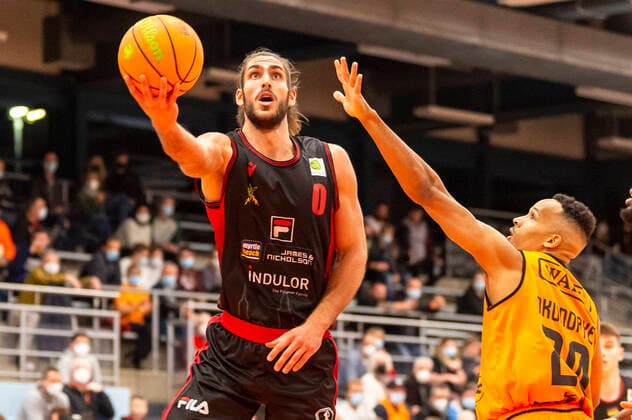 Adam Pechacek 0, Artland Dragons pass Kelvin Okundaye 20, WiHa Panthers Schwenningen to the basket GER, Basketball, Barmer 2 Bundesliga Pro A, Matchday 9, WiHa Panthers Villingen Schwenningen vs Quakenbrueck Artland Dragons, 10 11 2021, GER, Basketball, Barmer 2 Bundesliga Pro A, Matchday 9, WiHa Panthers Villingen Schwenningen vs Quakenbrueck Artland Dragons, 10 11 2021, Villingen Schwenningen Copyright: xEibner-Pressefotox EP_FWF