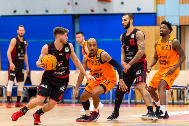 Thorben Doeding 4, Artland Dragons passes Chris Frazier 33, WiHa Panthers Schwenningen, behind Taren Valdis Sullivan 13, Artland Dragons and Raiquan Clark 23, WiHa Panthers Schwenningen GER, Basketball, Barmer 2 Bundesliga Pro A, Spieltag 9, WiHa Panthers Villingen Schwenningen vs Quakenbrueck Artland Dragons, 10 11 2021, GER, Basketball, Barmer 2 Bundesliga Pro A, Matchday 9, WiHa Panthers Villingen Schwenningen vs Quakenbrueck Artland Dragons, 10 11 2021, Villingen Schwenningen Copyright: xEibner-Pressefotox EP_FWF