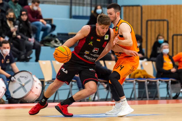 Thorben Doeding 4, Artland Dragons with David Cohn 34, WiHa Panthers Schwenningen GER, Basketball, Barmer 2 Bundesliga Pro A, Matchday 9, WiHa Panthers Villingen Schwenningen vs Quakenbrueck Artland Dragons, 10 11 2021, GER, Basketball, Barmer 2 Bundesliga Pro A, Matchday 9, WiHa Panthers Villingen Schwenningen vs Quakenbrueck Artland Dragons, 10 11 2021, Villingen Schwenningen Copyright: xEibner-Pressefotox EP_FWF