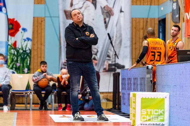 Alen Velcic coach Wiha Panthers Schwenningen looks at the scoreboard GER, Basketball, Barmer 2 Bundesliga Pro A, Matchday 9, WiHa Panthers Villingen Schwenningen vs Quakenbrueck Artland Dragons, 10 11 2021, GER, Basketball, Barmer 2 Bundesliga Pro A, Matchday 9, WiHa Panthers Villingen Schwenningen vs Quakenbrueck Artland Dragons, 10 11 2021, Villingen Schwenningen Copyright: xEibner-Pressefotox EP_FWF