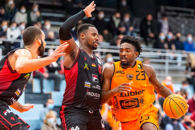 Raiquan Clark 23, WiHa Panthers Schwenningen vs Demetrius Ward 45, Artland Dragons and taren Valdis Sullivan 13, Artland Dragons GER, Basketball, Barmer 2 Bundesliga Pro A, Matchday 9, WiHa Panthers Villingen Schwenningen vs Quakenbrueck Artland Dragons, 10 11 2021, GER, Basketball, Barmer 2 Bundesliga Pro A, Matchday 9, WiHa Panthers Villingen Schwenningen vs Quakenbrueck Artland Dragons, 10 11 2021, Villingen Schwenningen Copyright: xEibner-Pressefotox EP_FWF