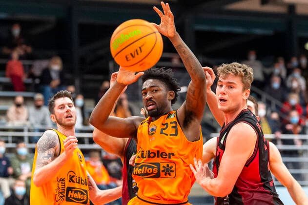Raiquan Clark 23, WiHa Panthers Schwenningen vs Jonas Weitzel 27, Artland Dragons GER, Basketball, Barmer 2 Bundesliga Pro A, Matchday 9, WiHa Panthers Villingen Schwenningen vs Quakenbrueck Artland Dragons, 10 11 2021, GER, Basketball, Barmer 2 Bundesliga Pro A, Matchday 9, WiHa Panthers Villingen Schwenningen vs Quakenbrueck Artland Dragons, 10 11 2021, Villingen Schwenningen Copyright: xEibner-Pressefotox EP_FWF