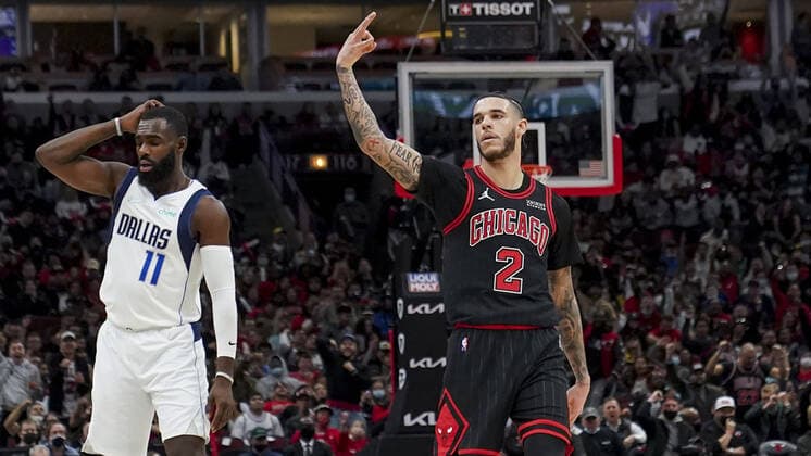 November 10, 2021: The Chicago Bulls Lonzo Ball (2) gestures after making a 3-point shot during the first half against the Dallas Mavericks at the United Center on Wednesday, Nov. 10, 2021, in Chicago. - ZUMAm67_ 0141634067st Copyright: xArmandoxL.xSanchezx