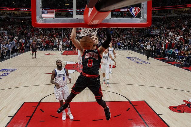 November 10, 2021: The Chicago Bulls Zach LaVine (8) dunks late in the second half against the Dallas Mavericks at the United Center on Wednesday, Nov. 10, 2021, in Chicago. - ZUMAm67_ 0141634301st Copyright: xArmandoxL.xSanchezx