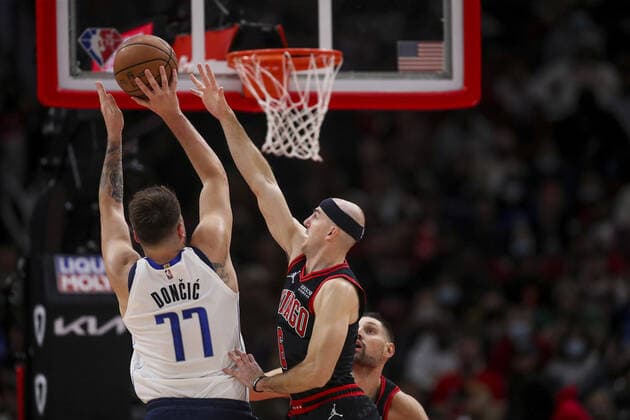 November 10, 2021: The Dallas Mavericks Luka Doncic (77) dunks during the first half against the Chicago Bulls at the United Center on Wednesday, Nov. 10, 2021, in Chicago. - ZUMAm67_ 0141634310st Copyright: xArmandoxL.xSanchezx