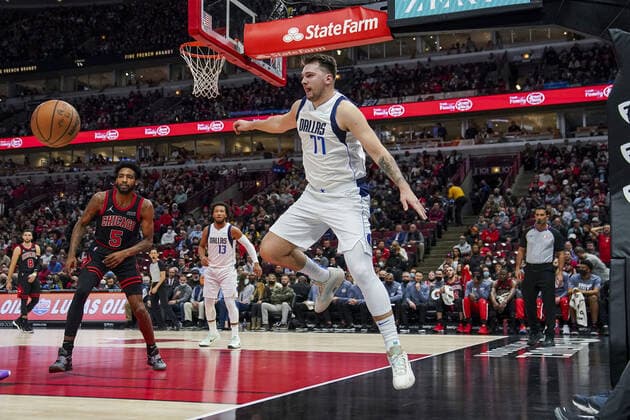 November 10, 2021: The Dallas Mavericks Luka Doncic (77) tries to save the ball from going out of bounds during the first half against the Chicago Bulls at the United Center on Wednesday, Nov. 10, 2021, in Chicago. - ZUMAm67_ 0141634320st Copyright: xArmandoxL.xSanchezx