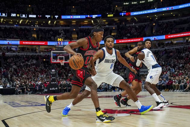 November 10, 2021: The Chicago Bulls Ayo Dosunmu (12) drives against the Dallas Mavericks Sterling Brown (0) during the first half at the United Center on Wednesday, Nov. 10, 2021, in Chicago. - ZUMAm67_ 0141634327st Copyright: xArmandoxL.xSanchezx