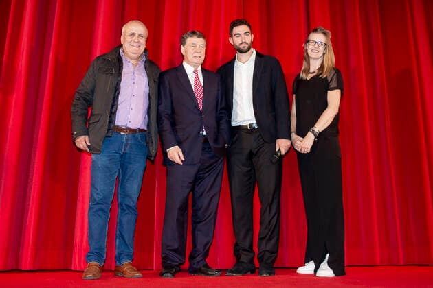 v.l.n.r. Ioannis Topalidis ( Assistenztrainer Griechenland ), Otto Rehhagel, Christopher Andre Marks ( Regisseur ) , Shani Hinton ( Produzentin )