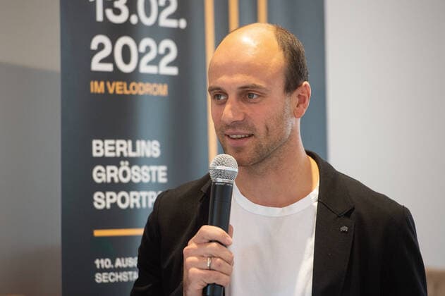 Maximilian Levy Germany in conversation Talk with the media representatives landscape horizontal Event Event Press Conference for the 110 Berlin Six Day Race 2022 Six Day Berlin 2022 Location Location Berliner Kaffeerösterei am Stuttgarter Platz Germany Germany Europe Date Date 12 11 2021 Stiehl Photography