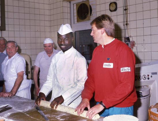 Souleyman Sane (SG Wattenscheid) als Konditor Rechts: Trainer Hannes Bongartz Aufn. 01.10.1990. *** Souleyman Sane SG Wattenscheid as confectioner Right coach Hannes Bongartz Aufn 01 10 1990 HM