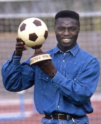 Souleyman Sane (SG Wattenscheid) mit einem Fussball aus Schoklade und Marzipan, gestiftet von der Konditor und Bäckerei-Innung Wattenscheid. Aufn. 10.1990. *** Souleyman Sane SG Wattenscheid with a football made of chocolate and marzipan, donated by the Konditor und Bäckerei Innung Wattenscheid Aufn 10 1990 HM