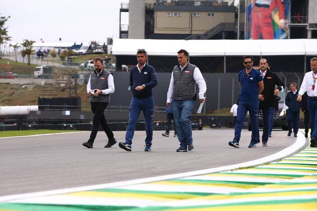 FORMULA 1 HEINEKEN GRANDE PREMIO DO BRASIL 2021 11 11 2021, Autodromo Jose Carlos Pace, Interlagos, FORMULA 1 HEINEKEN GRANDE PREMIO DO BRASIL 2021 , pictured FIA Race Director Michael Masi walks the track at Interlagos with track officials. nordphotoxGmbHx xBratic nph00250