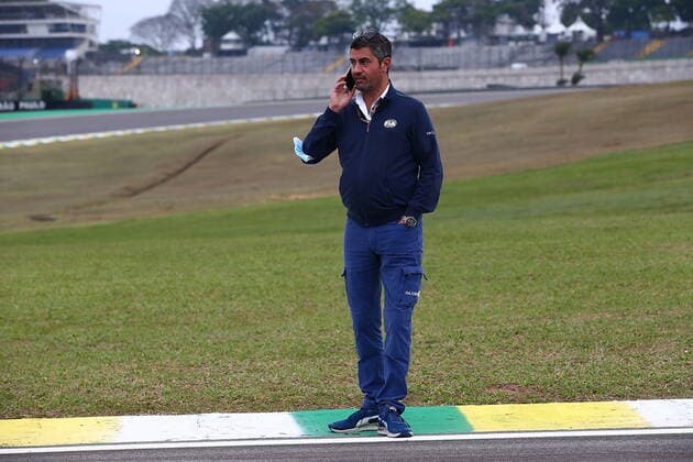 FORMULA 1 HEINEKEN GRANDE PREMIO DO BRASIL 2021 11 11 2021, Autodromo Jose Carlos Pace, Interlagos, FORMULA 1 HEINEKEN GRANDE PREMIO DO BRASIL 2021 , pictured FIA Race Director Michael Masi walks the track at Interlagos with track officials. nordphotoxGmbHx xBratic nph00250