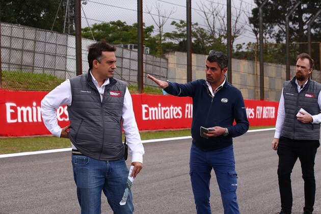FORMULA 1 HEINEKEN GRANDE PREMIO DO BRASIL 2021 11 11 2021, Autodromo Jose Carlos Pace, Interlagos, FORMULA 1 HEINEKEN GRANDE PREMIO DO BRASIL 2021 , pictured FIA Race Director Michael Masi walks the track at Interlagos with track officials. nordphotoxGmbHx xBratic nph00250