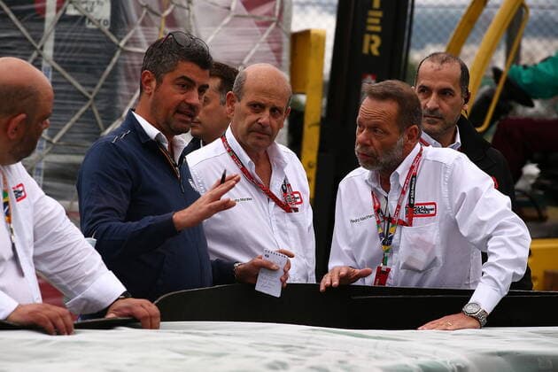 FORMULA 1 HEINEKEN GRANDE PREMIO DO BRASIL 2021 11 11 2021, Autodromo Jose Carlos Pace, Interlagos, FORMULA 1 HEINEKEN GRANDE PREMIO DO BRASIL 2021 , pictured FIA Race Director Michael Masi walks the track at Interlagos with track officials. nordphotoxGmbHx xBratic nph00250