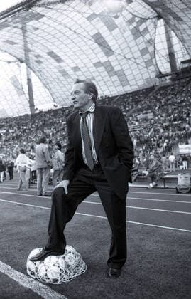30.04.93 FC Bayern München - VfB Stuttgart Deutschland, München, 30.04.1993, Fussball, Bundesliga, FC Bayern München - VfB Stuttgart (5:3): Gerhard Mayer-Vorfelder (Präsident VfB Stuttgart). *** 30 04 93 FC Bayern München VfB Stuttgart Germany, Munich, 30 04 1993, Football, Bundesliga, FC Bayern München VfB Stuttgart 5 3 Gerhard Mayer Vorfelder President VfB Stuttgart