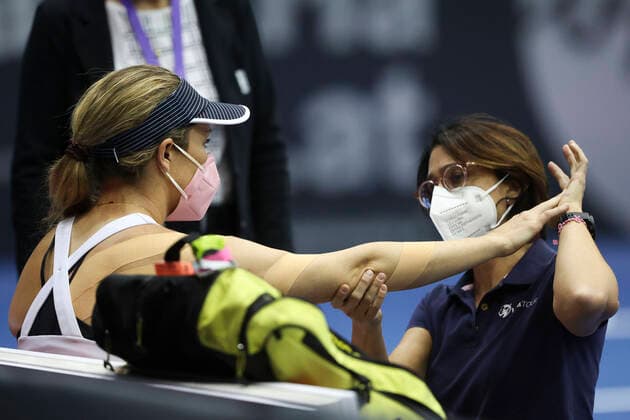 Danielle Collins is treated by physiotherapist, treatment, injured, injury Tennis Ladies Linz 2021 WTA Tips Arena Linz Oberoesterreich Oesterreich 11 November 2021 Copyright: xJuergenxHasenkopfx