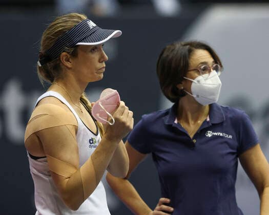Danielle Collins is treated by physiotherapist, treatment, injured, injury Tennis Ladies Linz 2021 WTA Tips Arena Linz Oberoesterreich Oesterreich 11 November 2021 Copyright: xJuergenxHasenkopfx