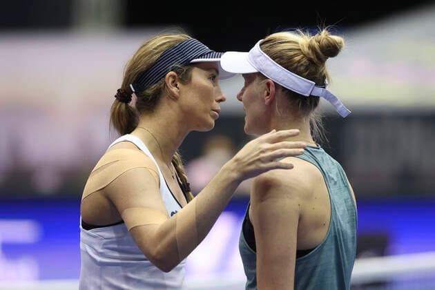 L R Danielle Collins Talks To Alison Riske And Gives Up On Injury Copyright: xJuergenxHasenkopfx