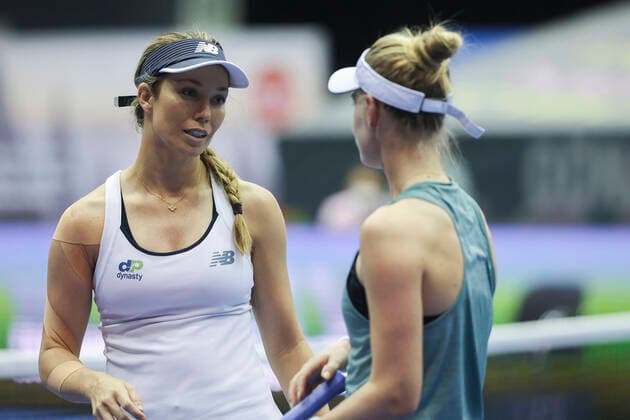 L R Danielle Collins Talks To Alison Riske And Gives Up On Injury Copyright: xJuergenxHasenkopfx